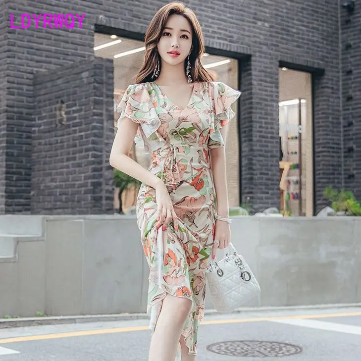 

In the new summer of 2023, the little man was slim and fresh, with a long skirt and waist chiffon floral dress.