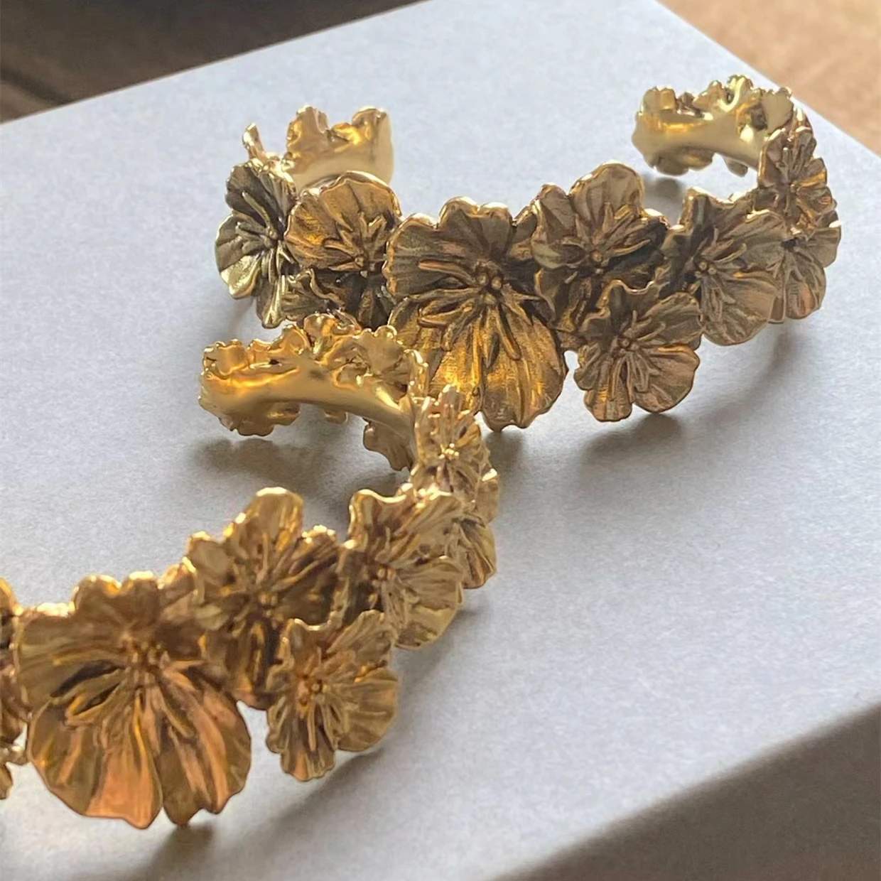 

Poppy Bracelets Goossens Three-dimensional Flowers Beautiful and Fashion Exquisite Jewelry Luxury Jewelry Gifts for Girlfriends