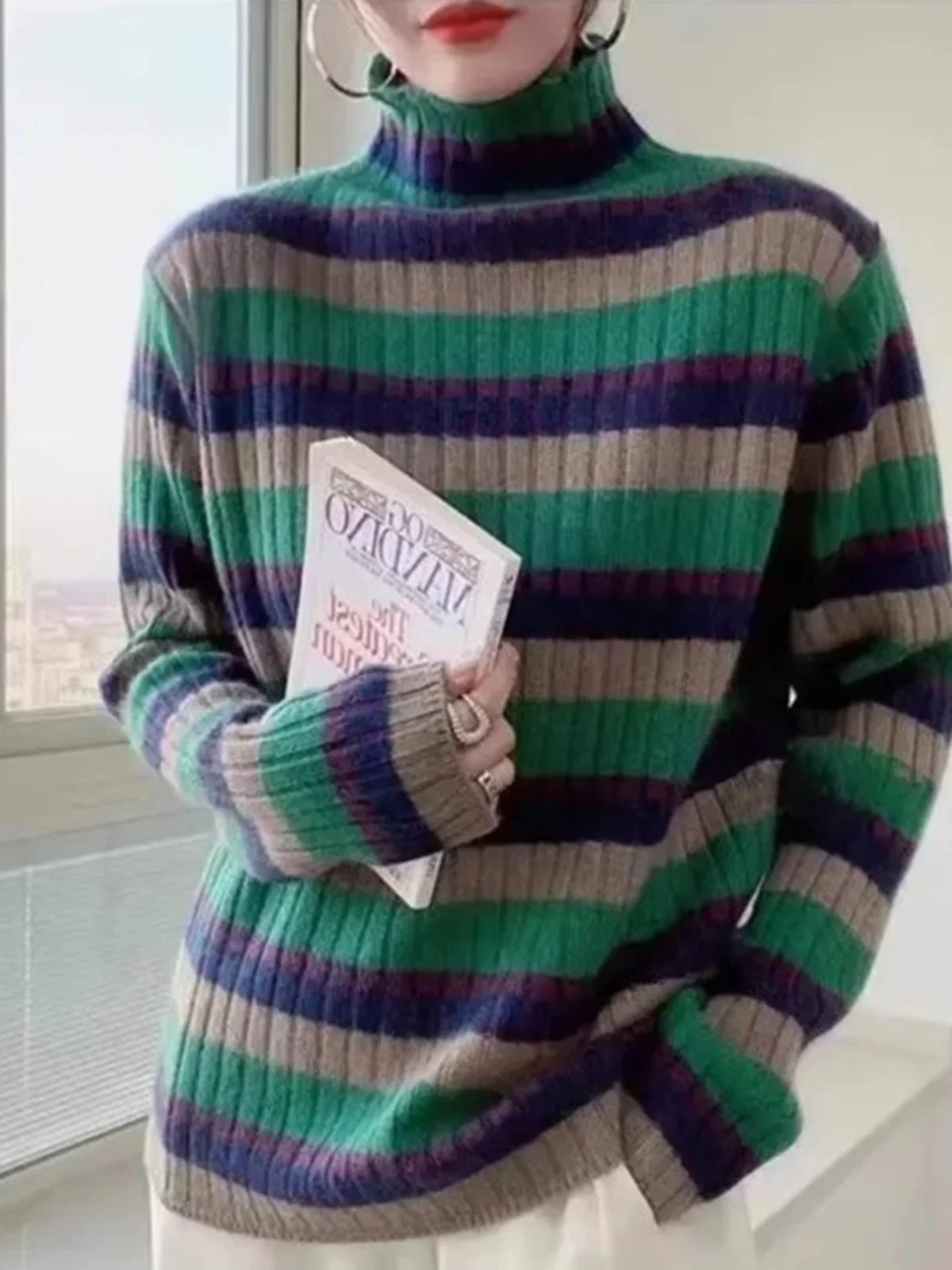 Кашемировый трикотаж с высоким воротником в радужную полоску для женщин зима 2024