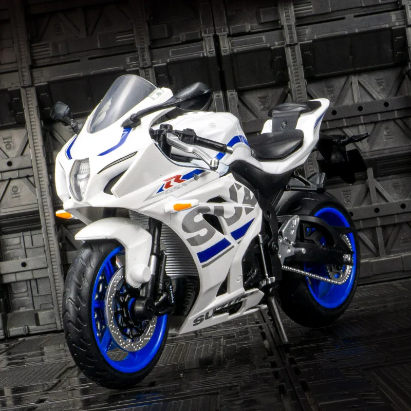 Фото Модель мотоцикла Suzuki GSX-R1000 в масштабе 1:12, выполненная с высокой детализацией, тщательно проработана и отличается высоким качеством. №2