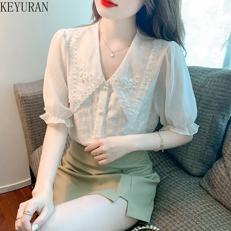 

Новинка лета 2022, шифоновые рубашки и блузки с кукольным воротником и цветочной вышивкой, Женские винтажные белые топы с жемчужинами и бисер...