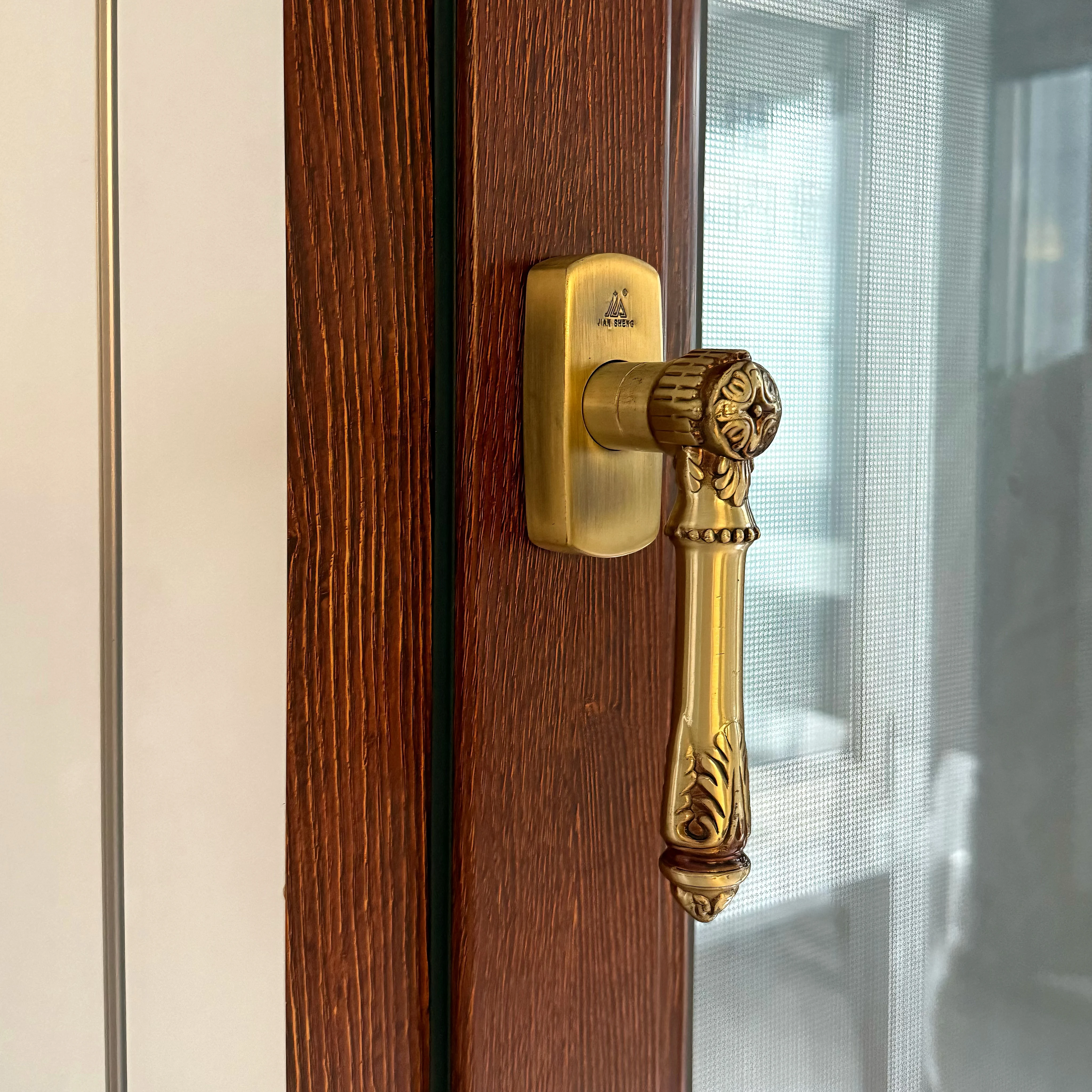 

Антикварная оконная ручка из латуни