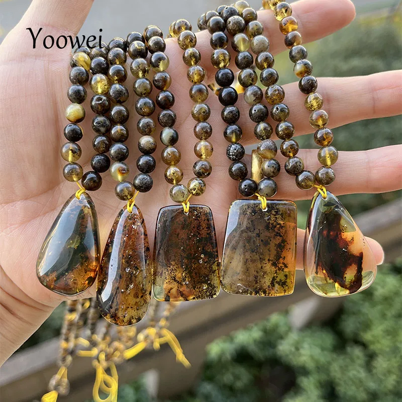 Ожерелье с подвеской из янтарного камня