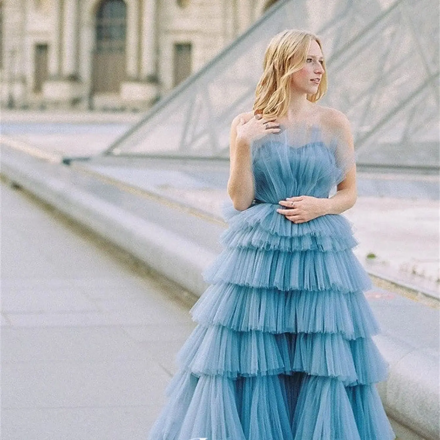 Aileen Многослойные синие платья с открытой спиной для торжественных случаев