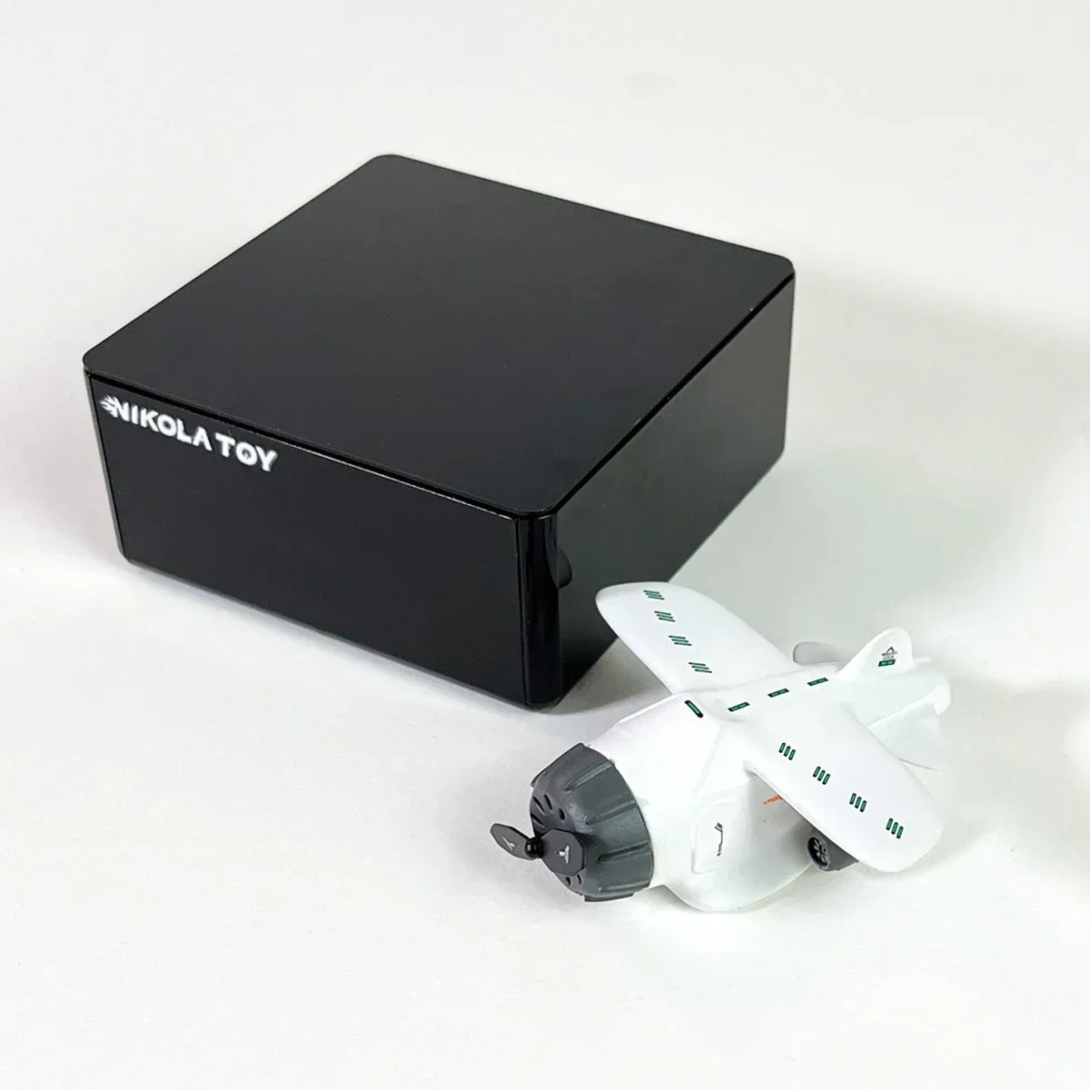 

Пластиковые часы с плавающим самолетом