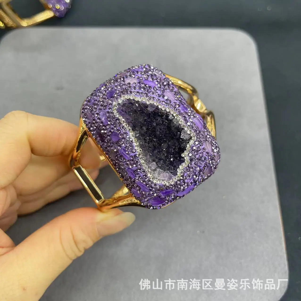 Натуральный ургуйский аметист инкрустированный фиолетовым гравия большой