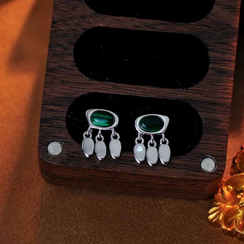 Маленькие легкие роскошные серьги-гвоздики из малахита с драгоценным камнем