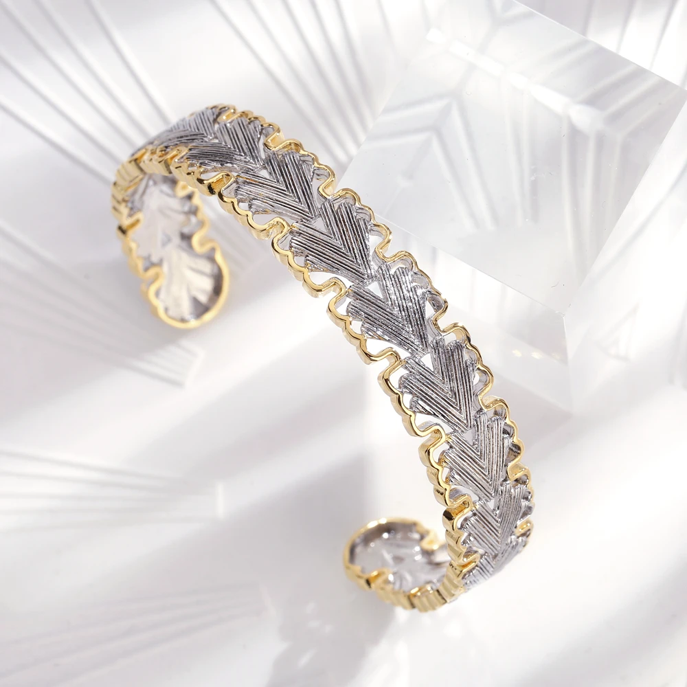 

Italian crafts European and American brushed lace women's banquet birthday bracelet gold-plated two-color opening retro elegant