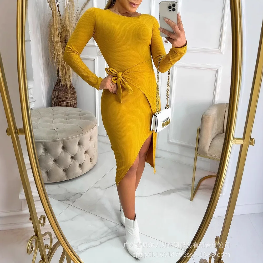 Женское однотонное тонкое облегающее платье с круглым вырезом и завязками