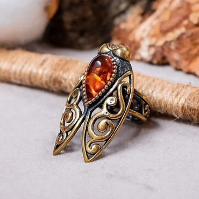 

Fashion Ring for Women Gold Color Ring Unique Vintage Red Crystal Insect Cicada Jewelry Wedding Engagement Party Ring Gift