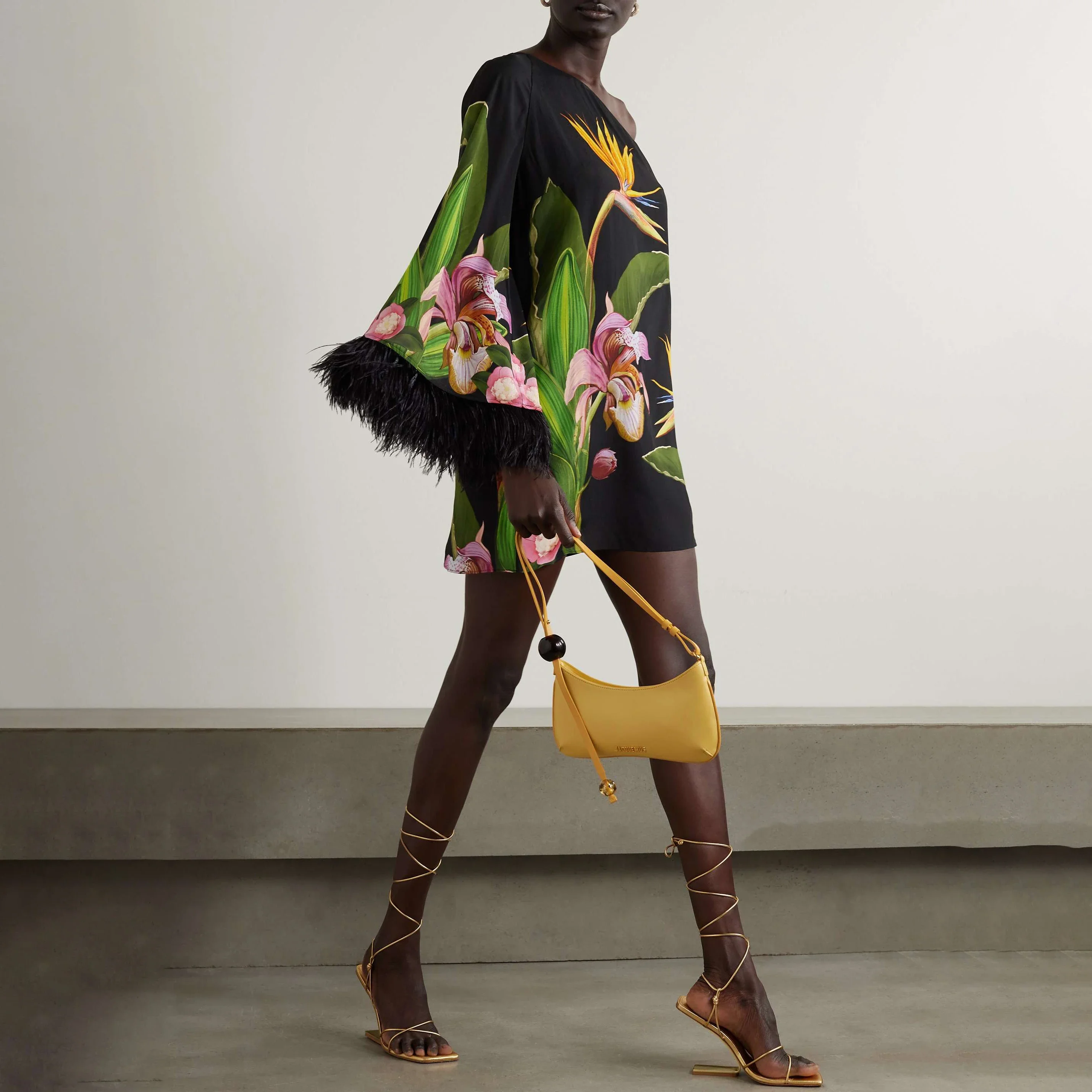 Платье FLAXMAKER на одно плечо с цветочным принтом и рукавами перьями