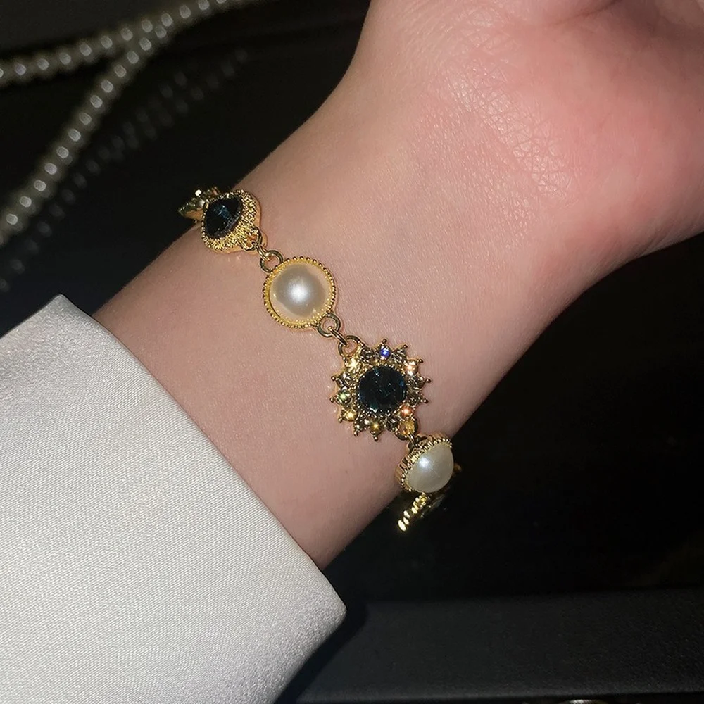 

Vintage Sun Flower Pendants Bracelets Inlaid Crystal Opal Gold Bracelet For Women Designer Jewelry Accessories Gift