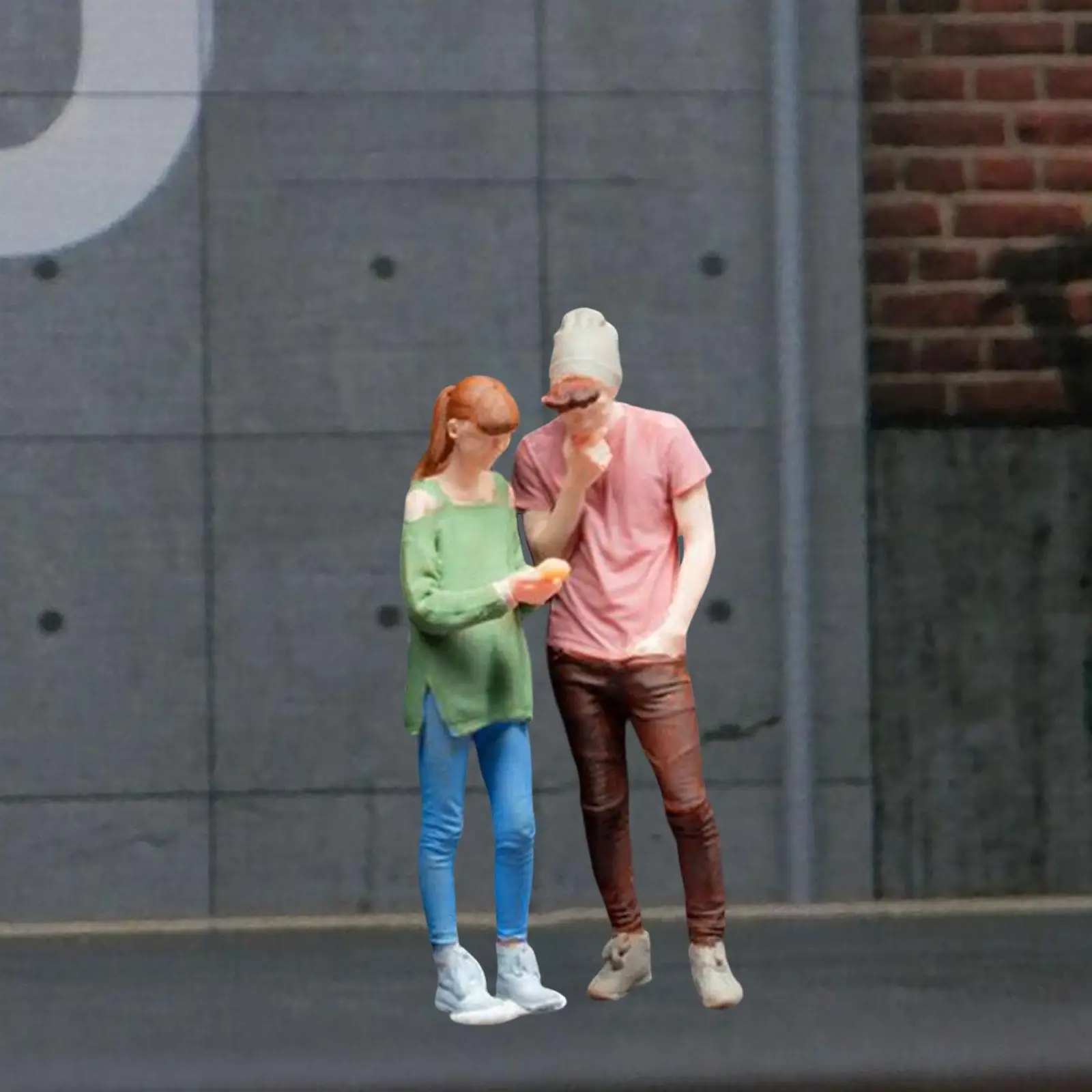 

2Pcs 1/64 Figures Miniature Resin Doll Handpainted Movie Character Street People