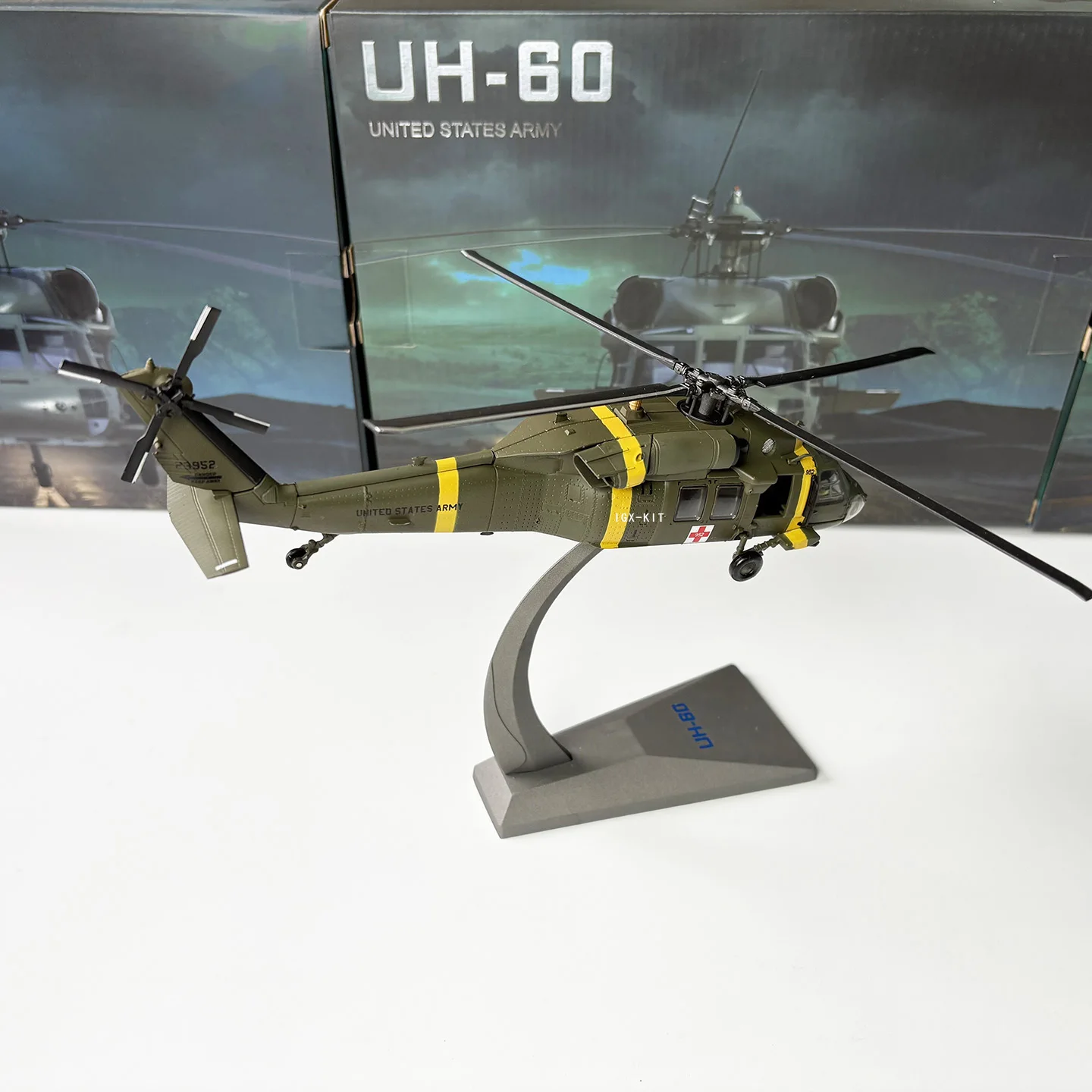 Фото Масштабная модель вертолета UH-60 Black Hawk США 1/72, готовая коллекционная модель военного самолета, сувенир, подарок №3