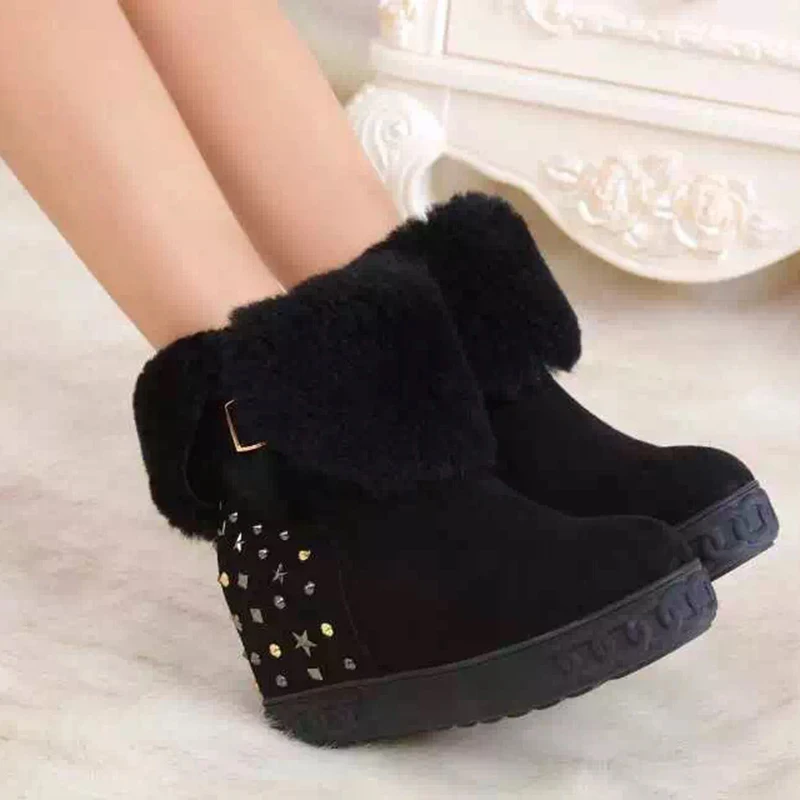 Розовые зимние ботинки с заклепками на танкетке шерстяные меху женские розовые