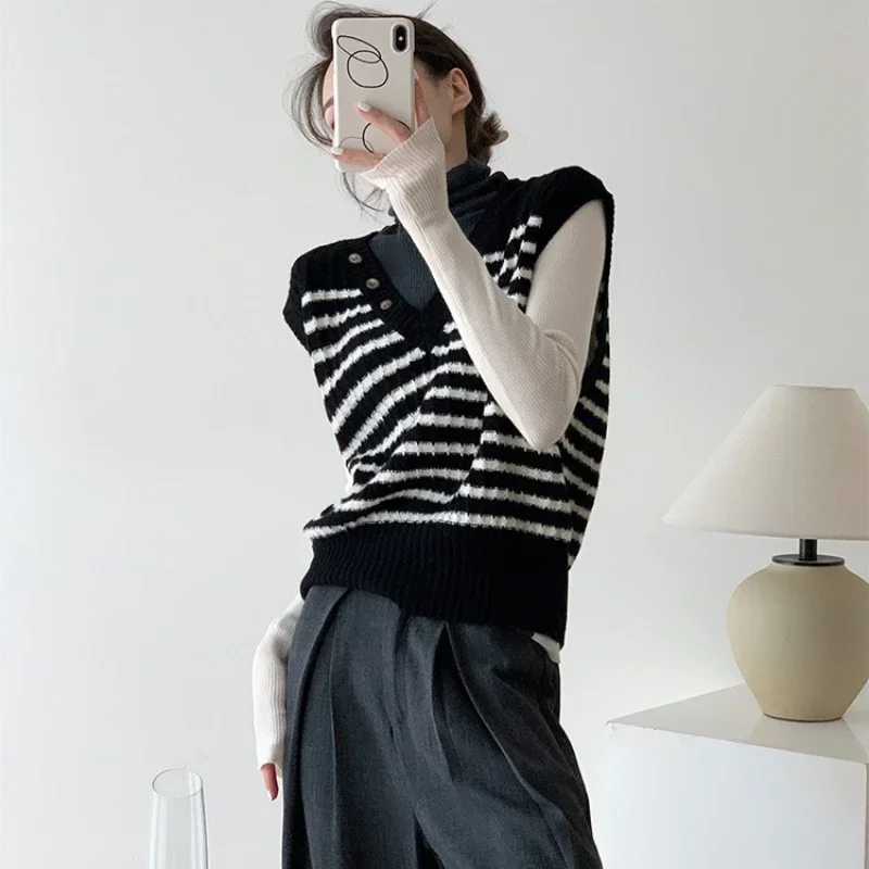 Короткий жилет в полоску женский укороченный зимний свитер на пуговицах черные