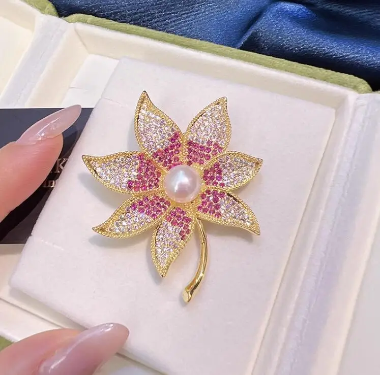 Женская брошь с жемчугом и кленовыми листьями