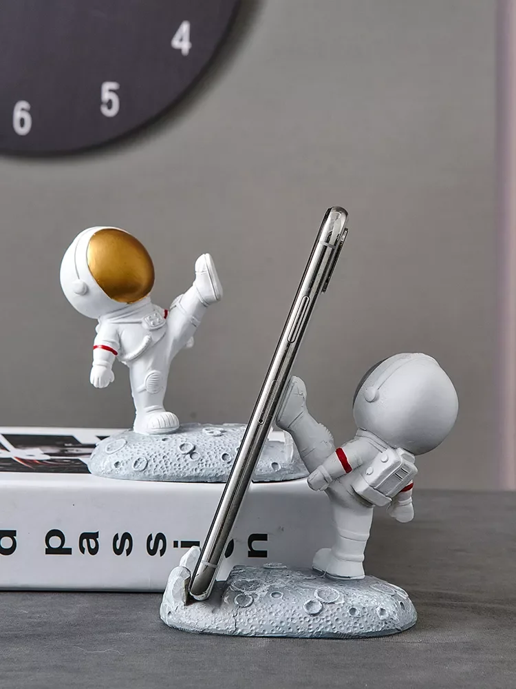 

Desk Decoration Nordic Style Astronauts Mobile Phone Stand Holder Ornaments Resin Spaceman Bracket Toys Boyfriend Gift