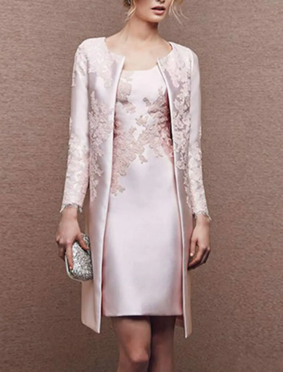 Элегантный розовый жакет до колена с круглым вырезом и длинным рукавом из атласа