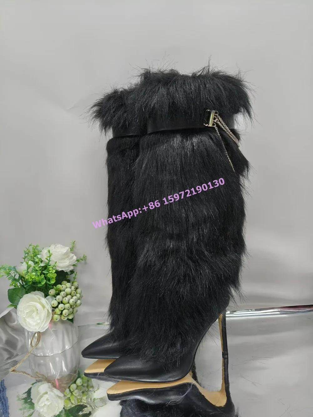 Длинные зимние ботинки на меху с металлической цепочкой и поясом острый носок