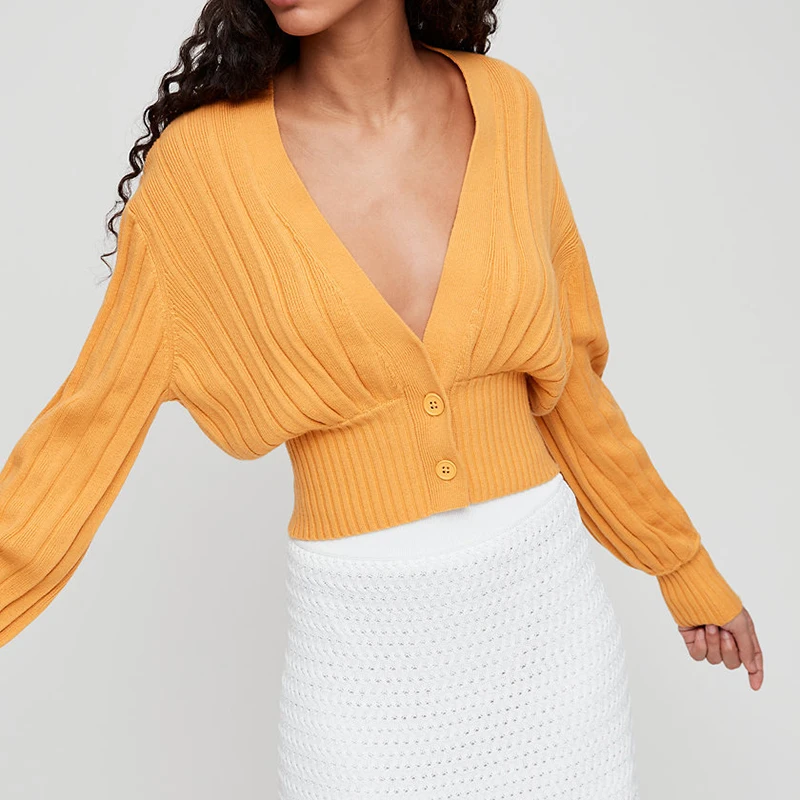 

Женская короткая трикотажная куртка с длинным рукавом и V-образным вырезом