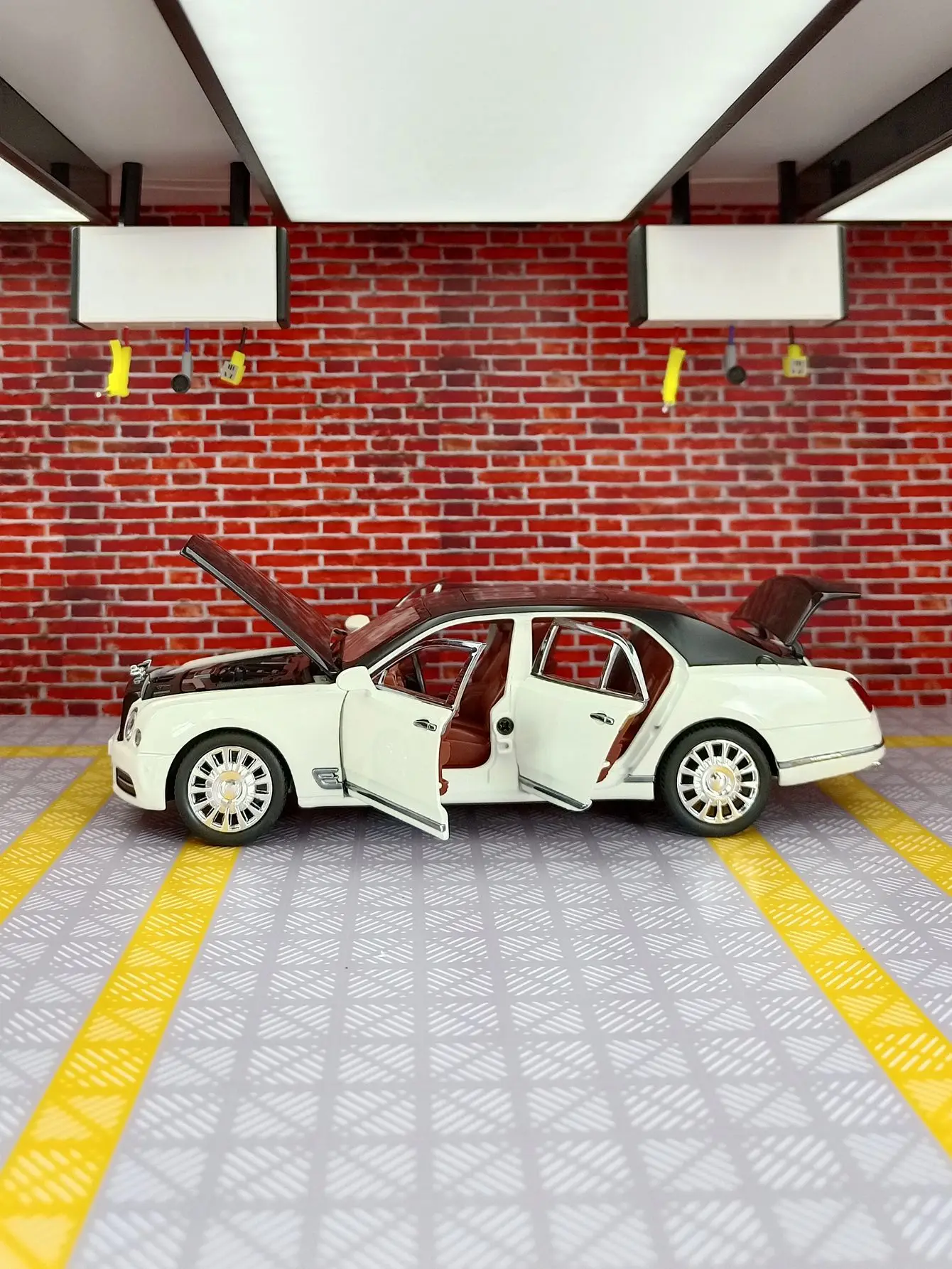Фото Модель автомобиля Bentley Mulsanne из сплава, масштаб 1:24, двери и капот открываются, багажник можно открывать, богато детализирована, тонкая работа. №2