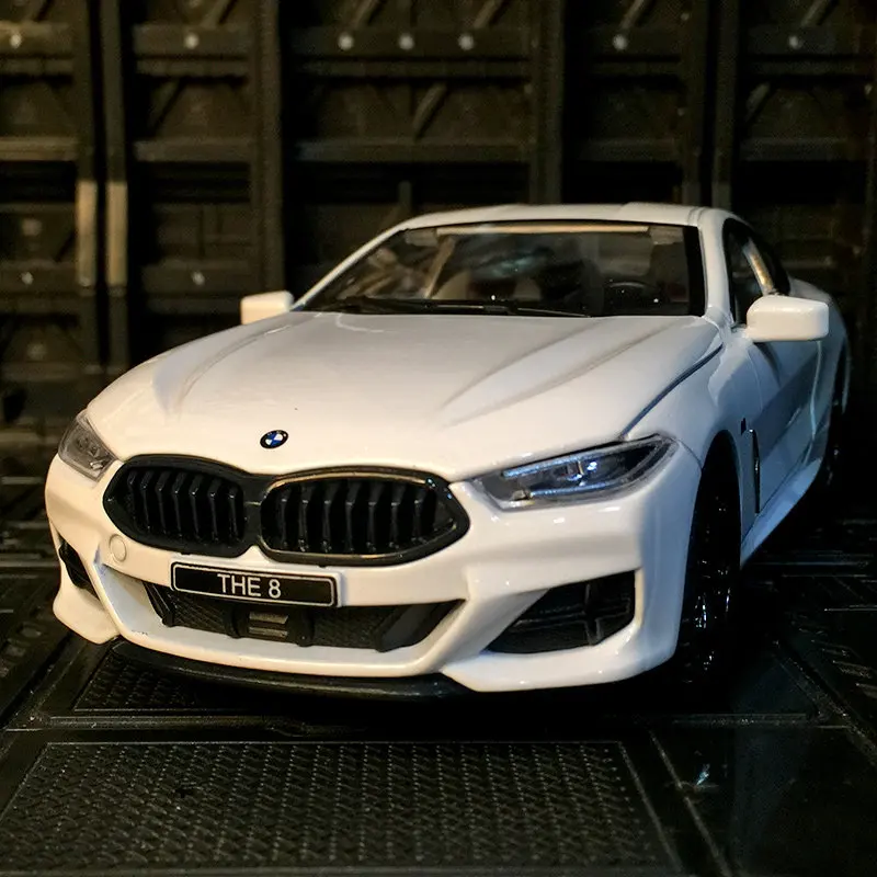 

1:24 BMW M8 Alloy Car Model Diecasts & Toy Vehicles Metal Toy Car Model Collection Sound and Light Simulation Childrens 、