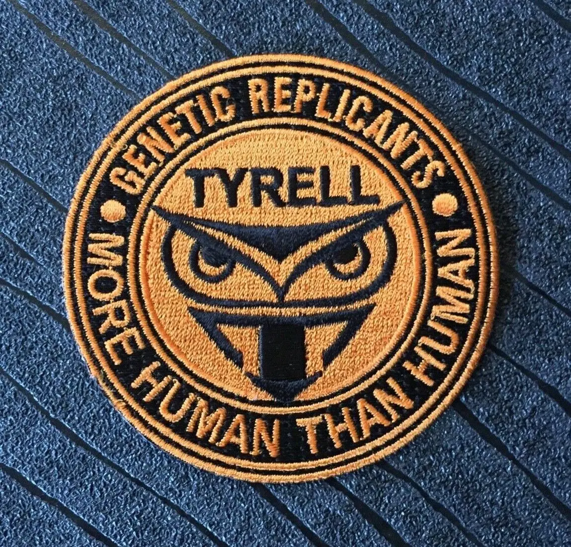 

Лопастная бегущая корпорация Тиреллов, Генные репликаторы, патч с утюгом. Размер 7,5 см.