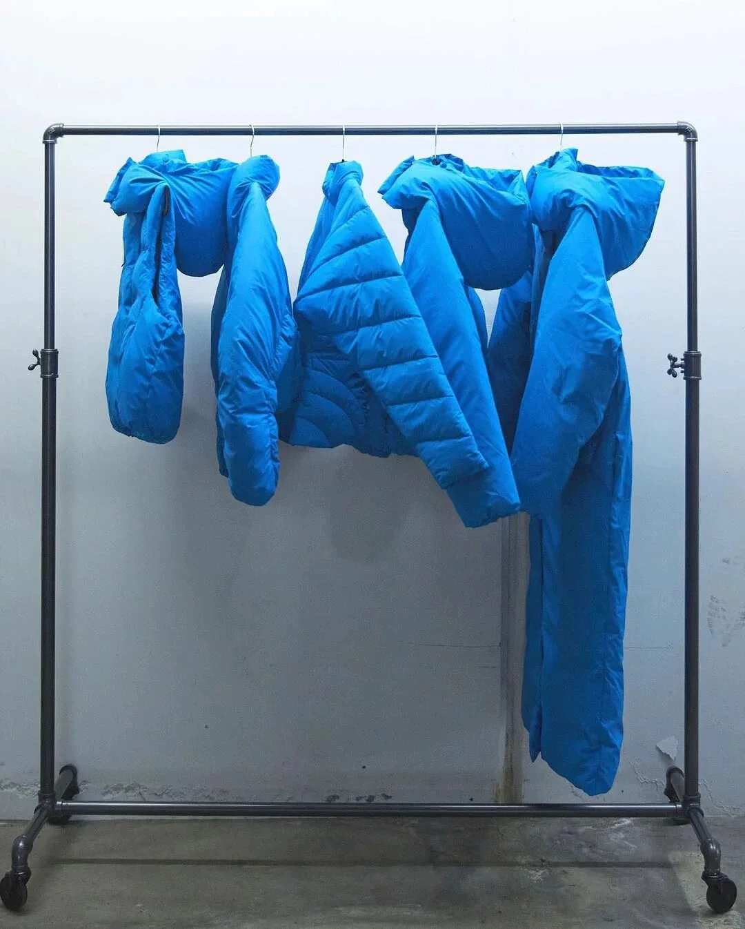 Синяя короткая хлопковая куртка kyliy khy с бежевым плотным пальто стройнит и