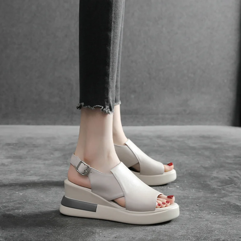 

Женские босоножки на танкетке на толстой подошве, Новинка лета 2023, женская обувь на высоком каблуке с открытым носком, мягкие кожаные туфли ...