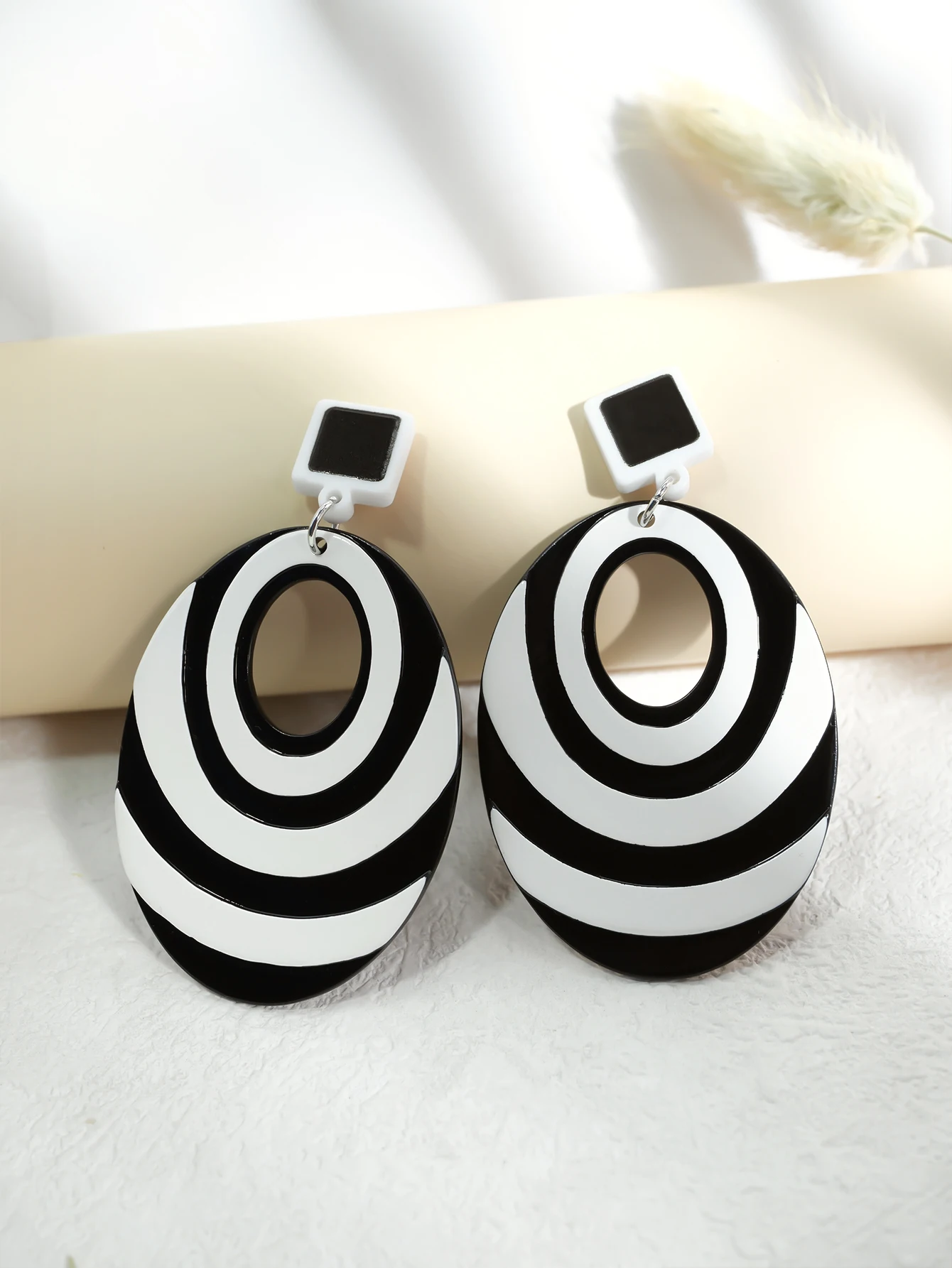 Элегантные Черно-белые Овальные Висячие Серьги С Полосатым Дизайном