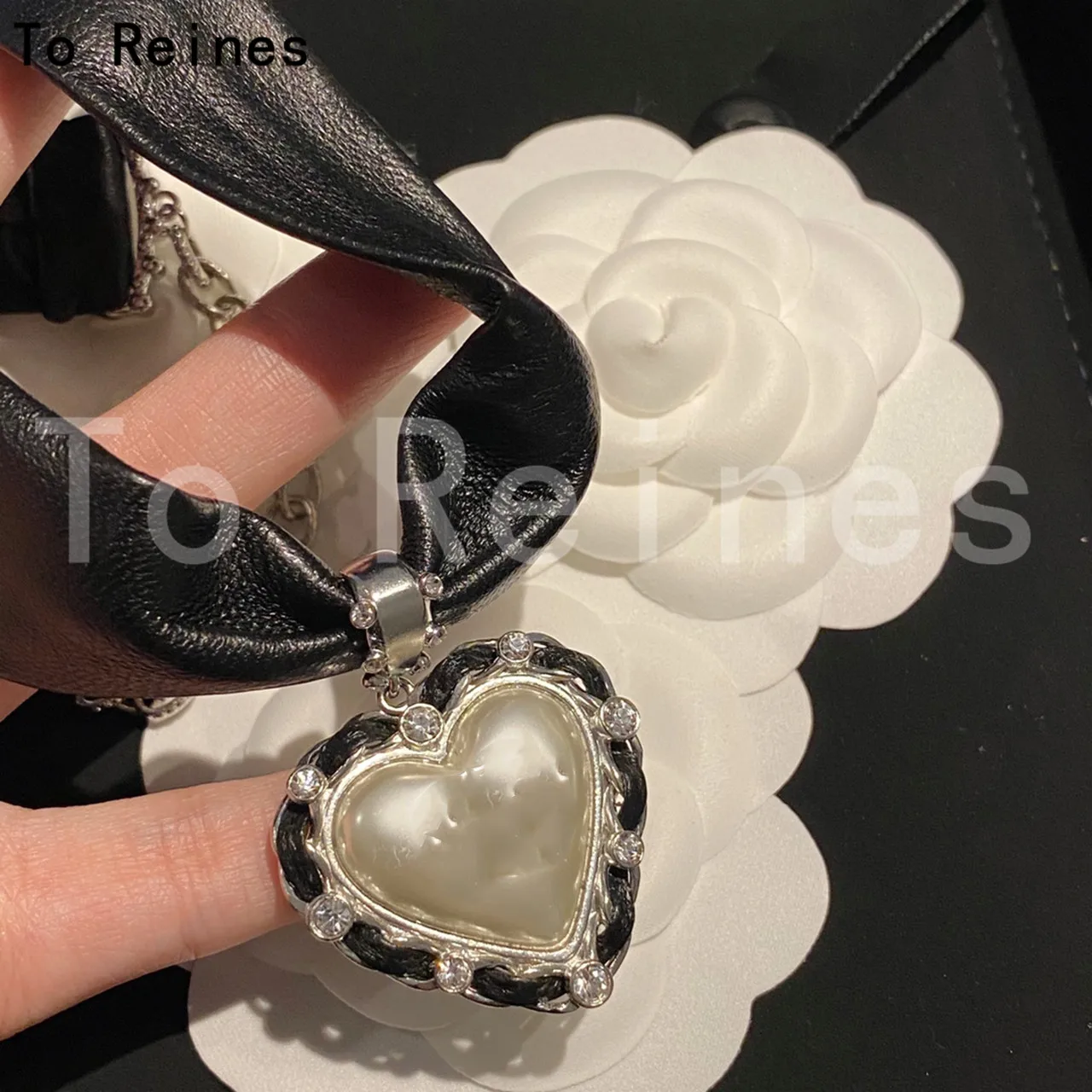 

To Reine Fashion Classic Simple Style Choker Diamonds Heart Sheepskin Pendant Chock Necklace For Women Vintage Jewelry
