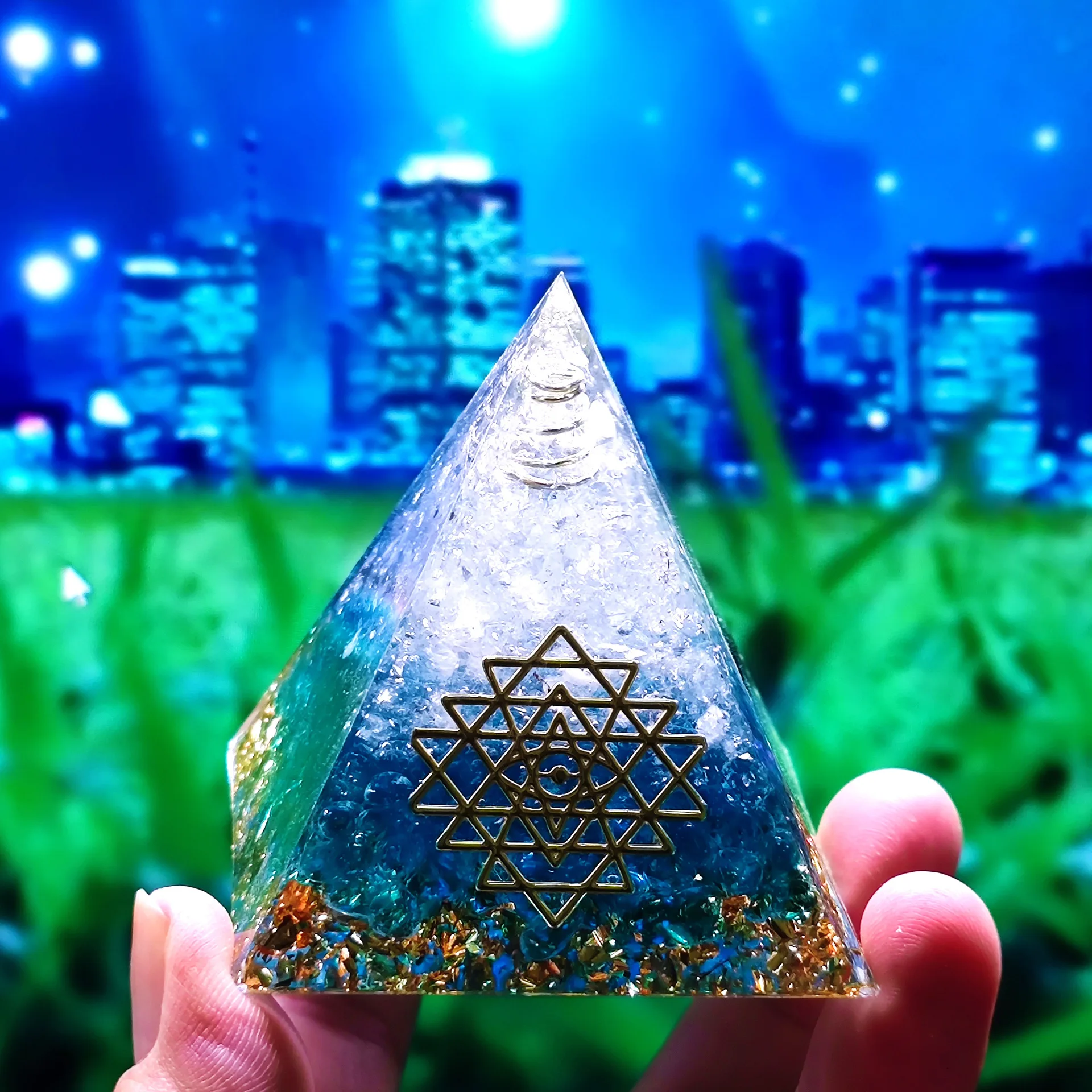 

Natural Crystal Orgonite Pyramid Resin Garnet Spring Copper Augen Energy Pyramid Chakra Healing Meditation Fengshui Ornaments