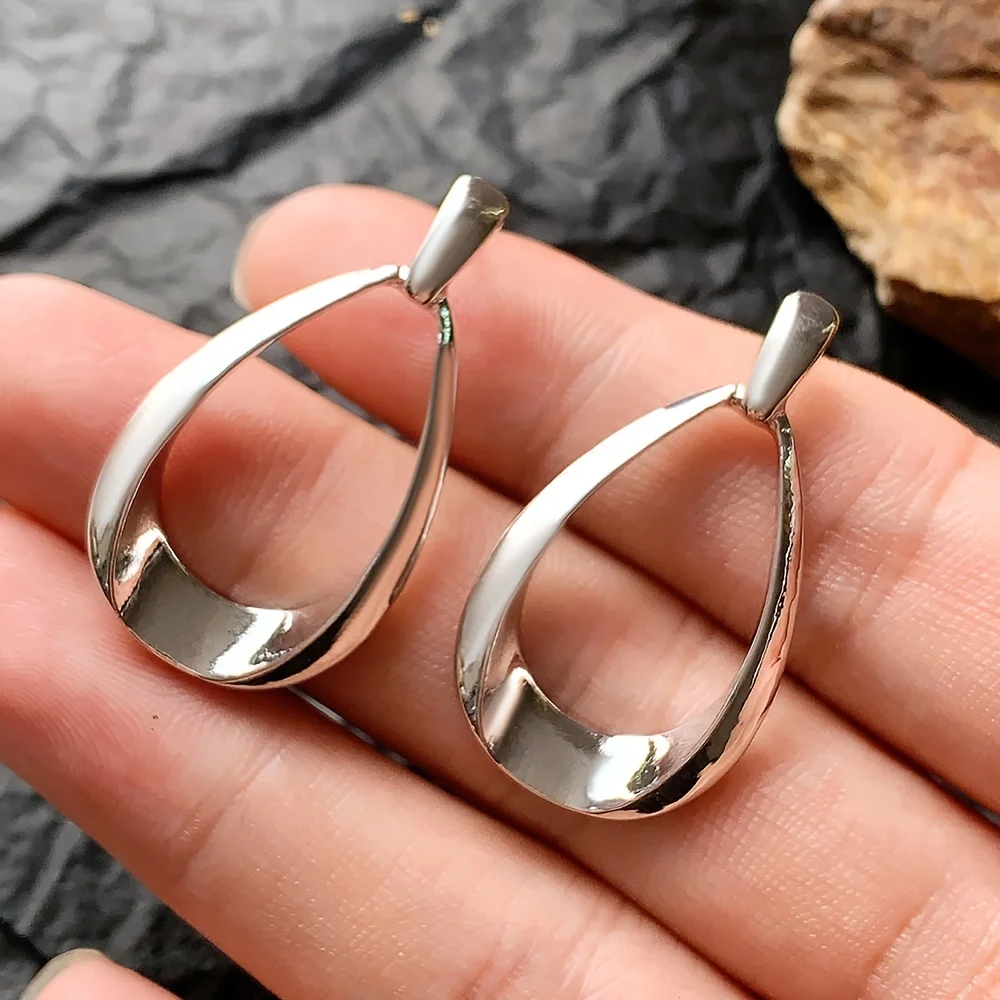 1 пара гладких и простых изогнутых серег. Подходит для женской повседневной