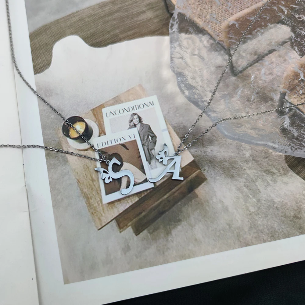 Женское колье из нержавеющей стали ожерелье-чокер с надписью инициала бабочки