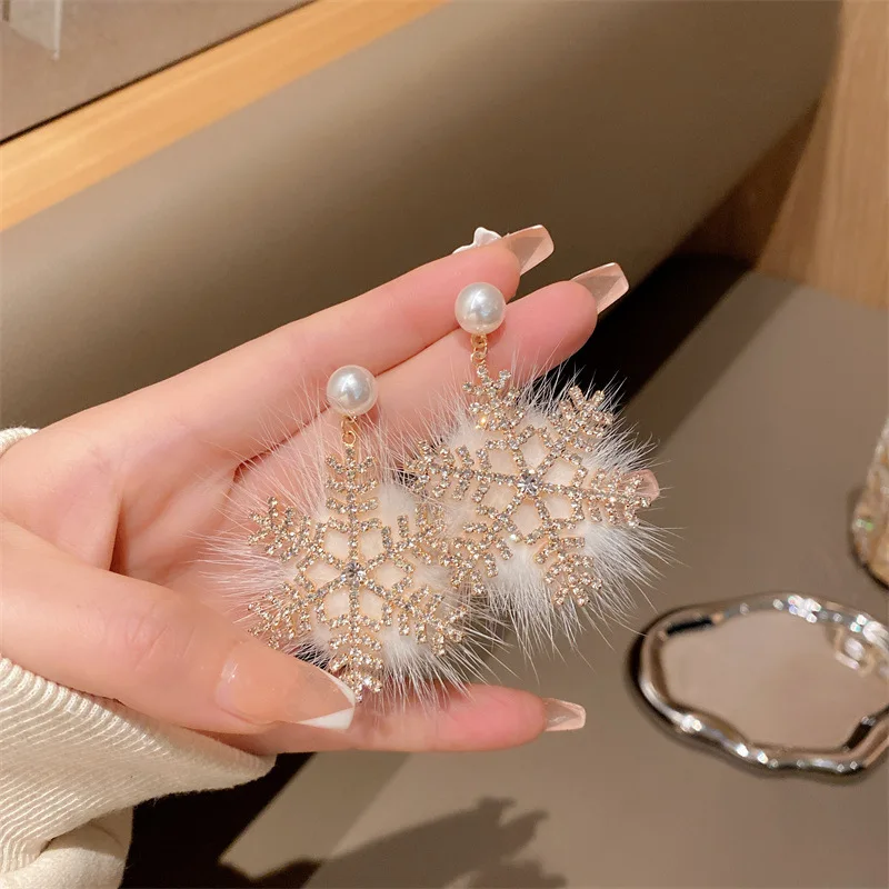 

BONLAVIE 2022 New Winter Christmas Snowflake Earrings Are of High Quality for Round Face Zircon Pearl Exaggerated Snowflake