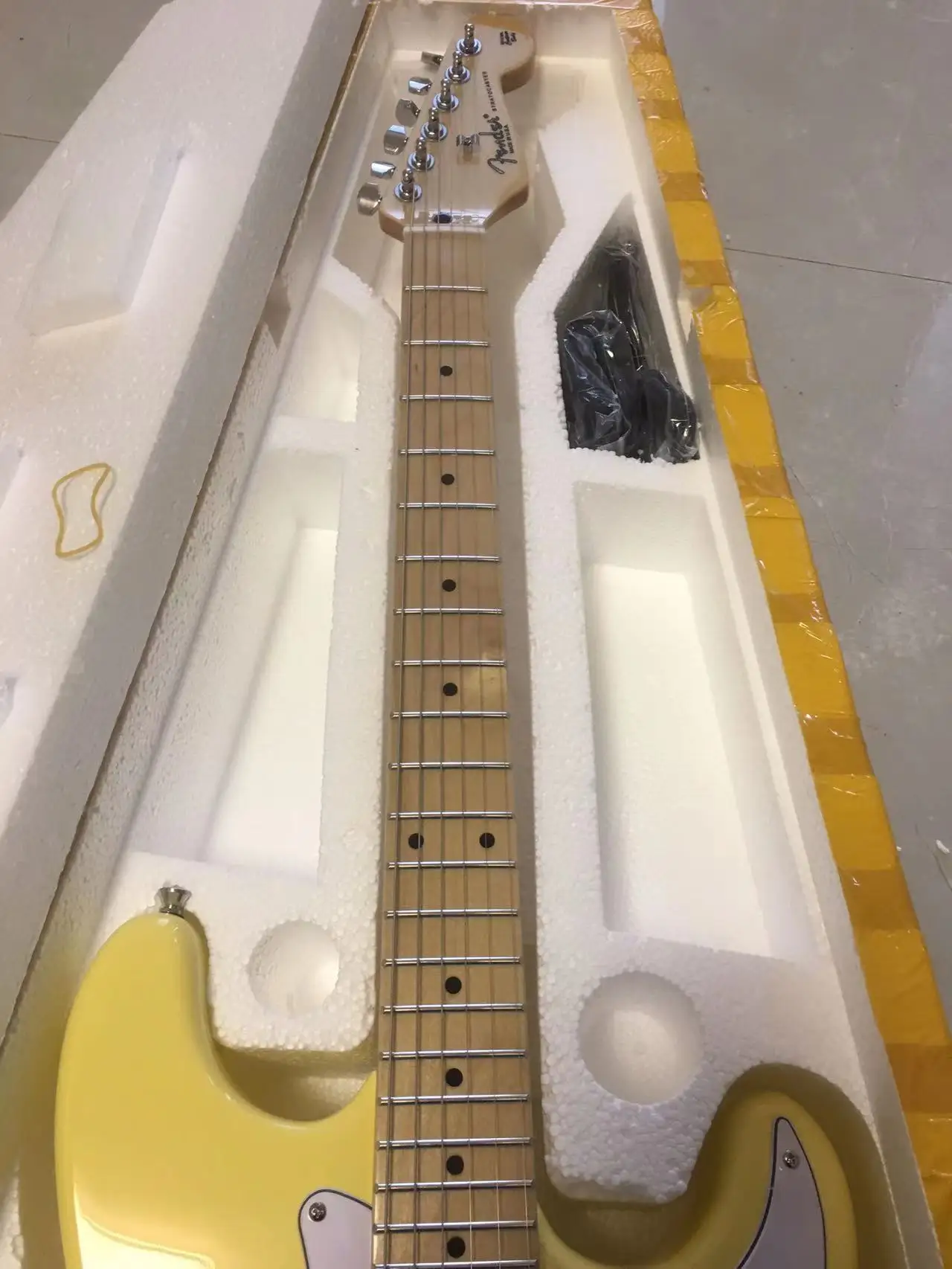 

High Quality Custom Body 6 String Maple Wood Fingerboard Stratocast-er Electric Guitar 22 Fret Special Price Light Yellow
