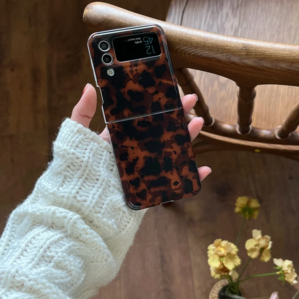 Стильный чехол для телефона в стиле ретро темного цвета с черепаховым из