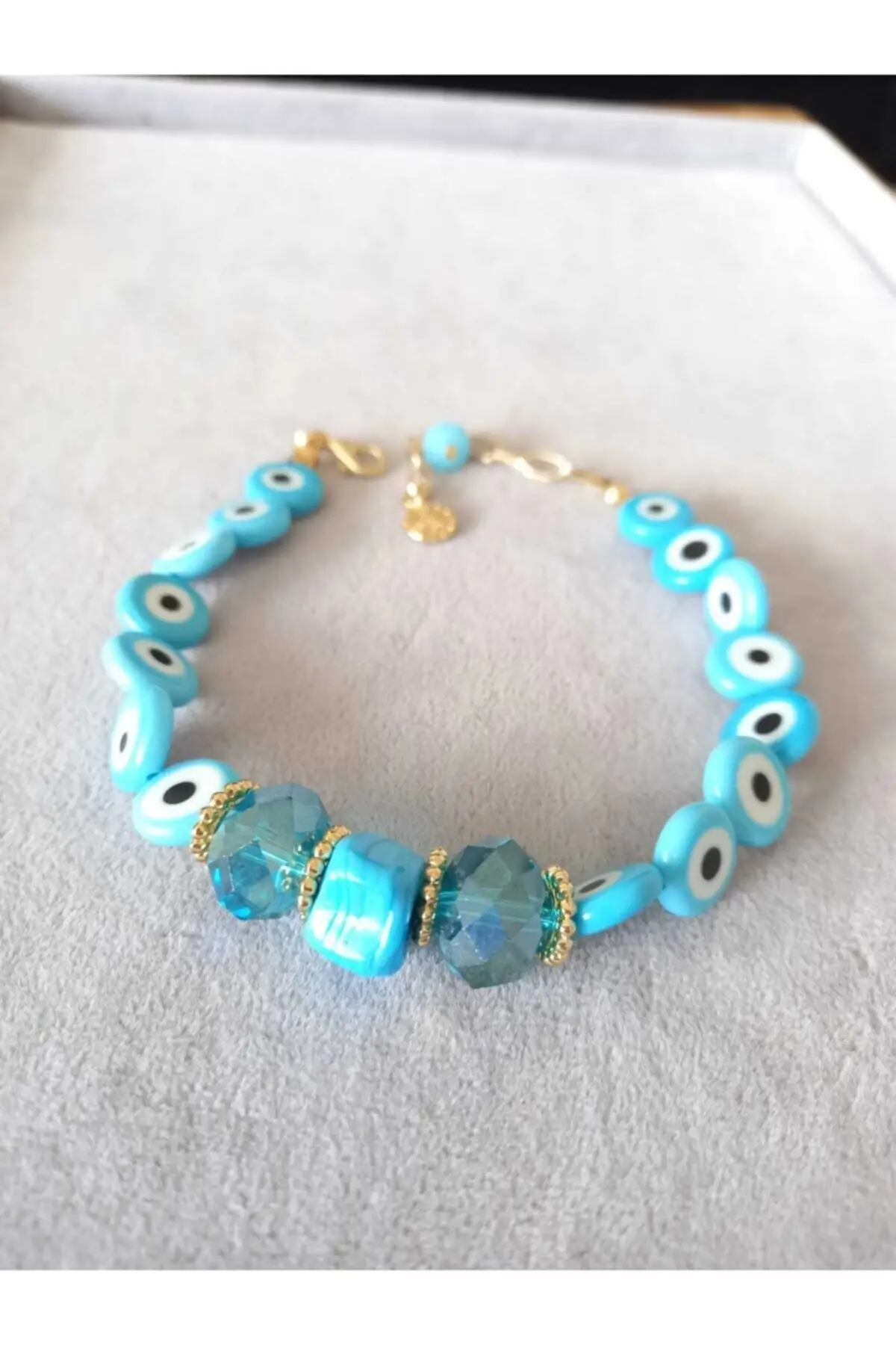 

Женский браслет ручной работы с бирюзой и камнями