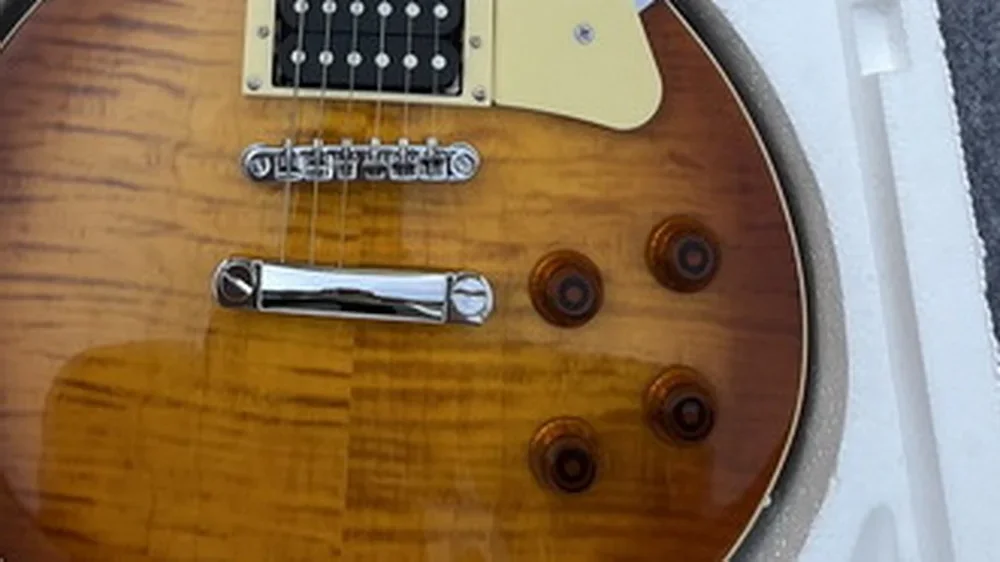 Электрогитара по индивидуальному заказу черный каст импортное дерево золотые