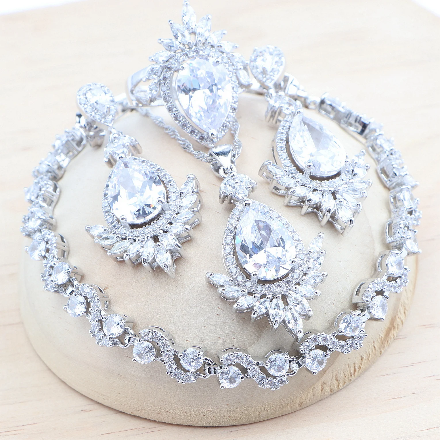 

Женский ювелирный комплект из колье и серёг, из серебра 925 пробы