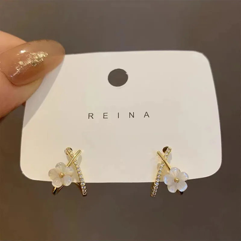 

2023 New Sweet Cute Imitation Shell Crossed Flower Earrings For Women Summer Fashion Earring Trendy Ear Jewelry Accessories
