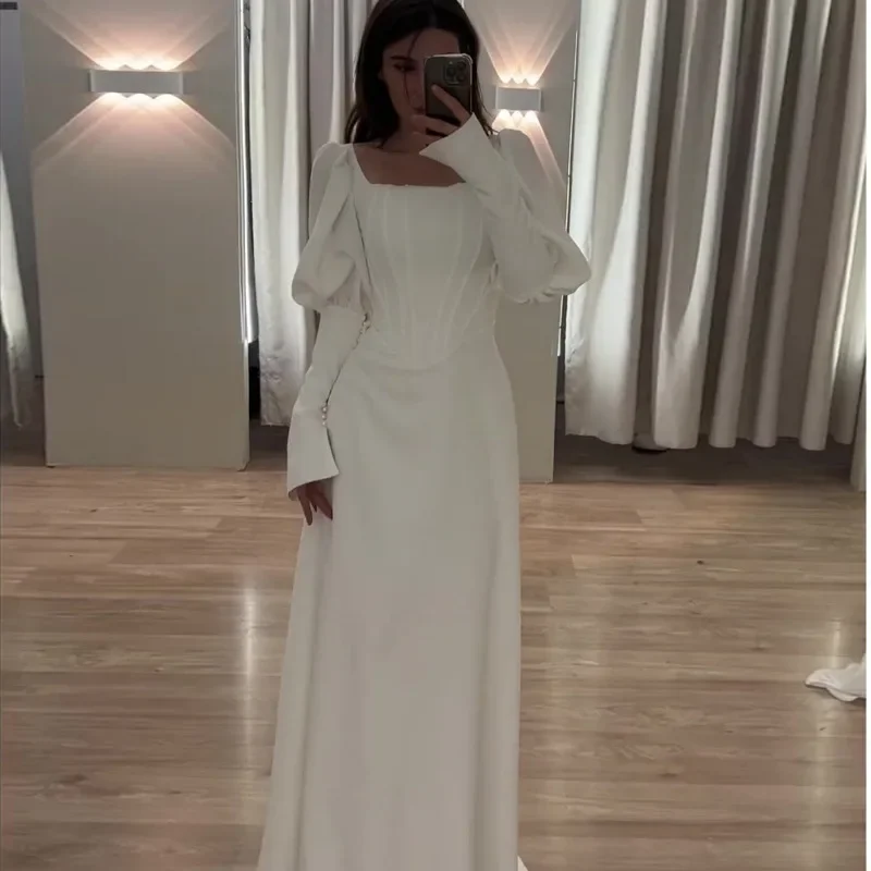 Женское однотонное платье средней длины приталенное с длинным рукавом и