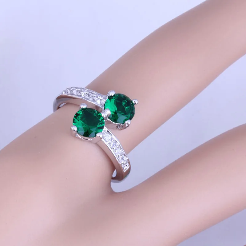 Женское кольцо с белым кубическим цирконием маленькое круглое серебряного цвета