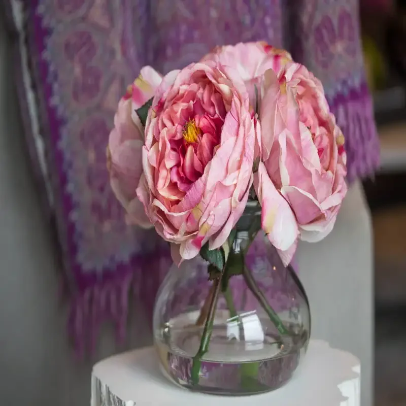 

Fake Flower Charming Pink Artificial Rose Flower with Decorative Vase, Long-Lasting Fake Rose for Home Decoration.