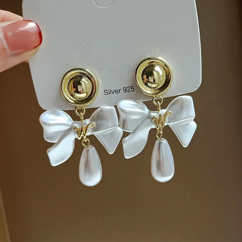 

Renya Vintage Metal Post Earrings White Baroque Pearl Bowknot Water Drop Dangle Earring for Women Girls Luxury Ear Jewelry Gift