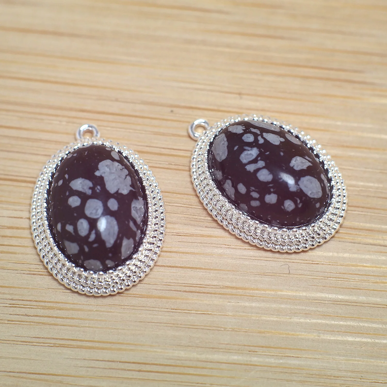 

2pcs Silver Color Plated Brass Oval Pendant Round Black And Wihte Agate Cabochon Natural Stone Charm Jewelry Making20x14.2x6.2mm