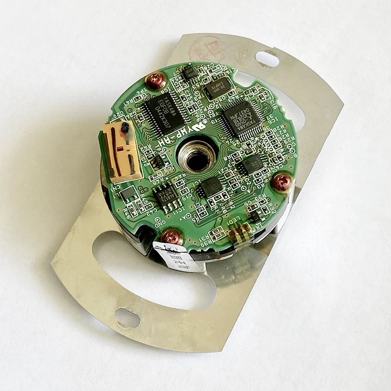 Оригинальный энкодер Yaskawa UTSIH-B17CK Б/У 100% ПРОВЕРЕННЫЙ B17CK