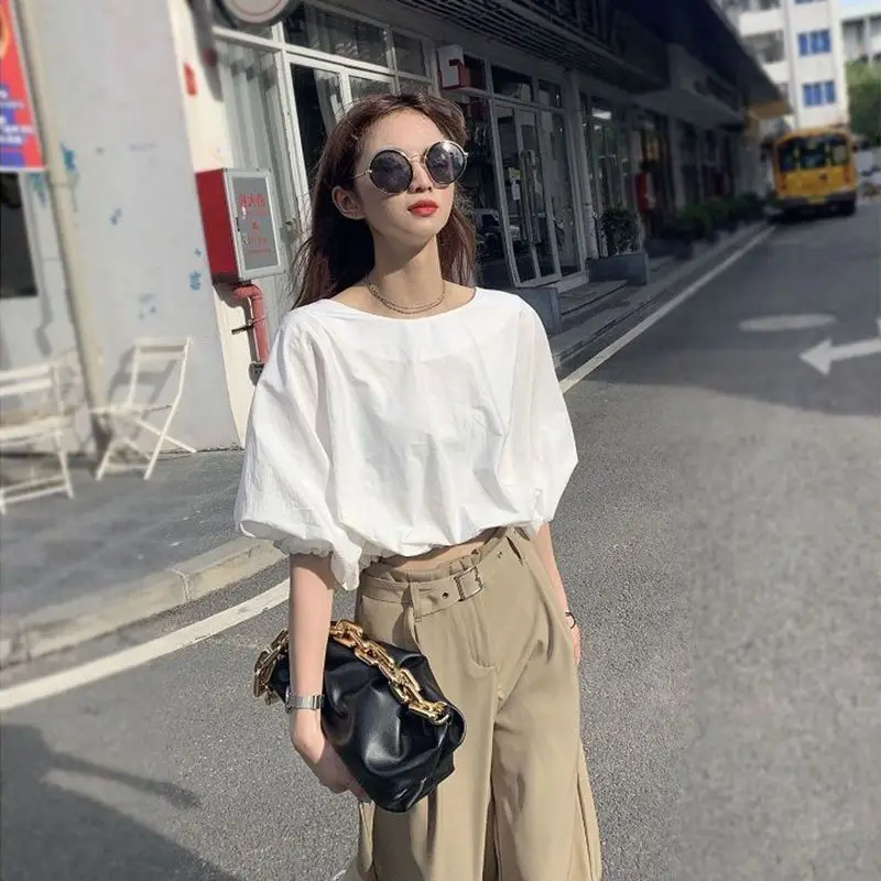 Женский летний костюм из двух предметов облегающий с широкими штанинами лето 2023