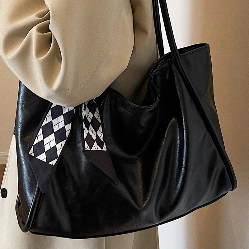 

2023 Women's Black Roomy Shoulder Bag Large Pu Leather Ladies Commuter Hobos Handbag Ribbons Decoration Female Shopper Tote Bags